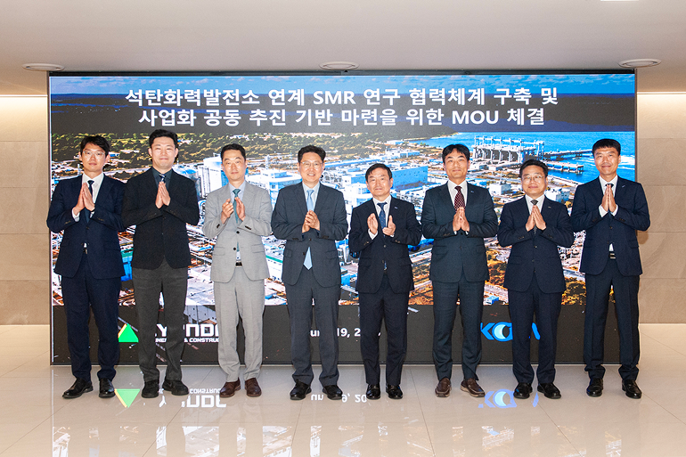 On the 19th (Fri), Hyundai E&C signed an MOU with Korea South-East Power (KOEN) at its headquarters in Gye-dong, Jongno-gu, Seoul, to jointly pursue research and commercialization initiatives involving the deployment of small modular reactors (SMRs) at coal-fired power plant sites. The signing ceremony was attended by senior executives from both companies, including Choi Young, Head of Hyundai E&C’s NewEnergy Business Division, and Lee Young-ki, Vice President of Safety Technology at KOEN.